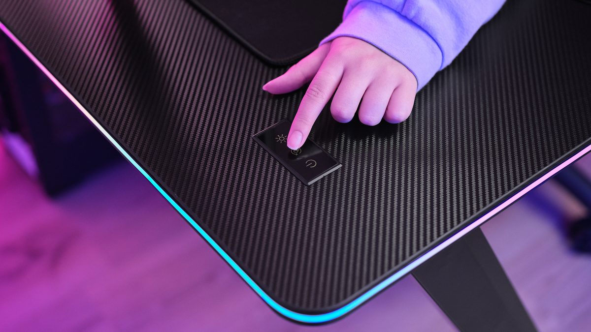 Trust presenta la mesa gaming RGB Luminus Pro